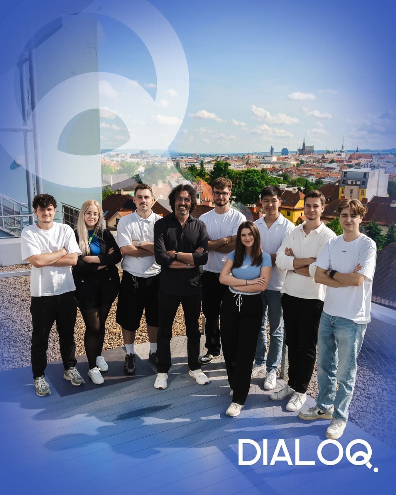 Celý tým DIALOQ s Petrem Márou na střeše nad Brnem